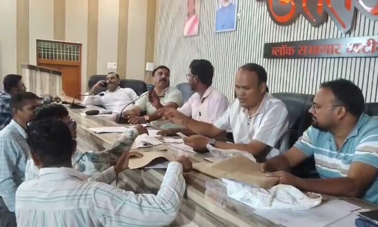 उत्तराखंड के 12 जिलों में उप प्रधान पद के लिए आज वोटिंग, देर शाम घोषित होंगे परिणाम उत्तराखंड के 12 जिलों में उप प्रधान पद के लिए आज वोटिंग, देर शाम घोषित होंगे परिणाम