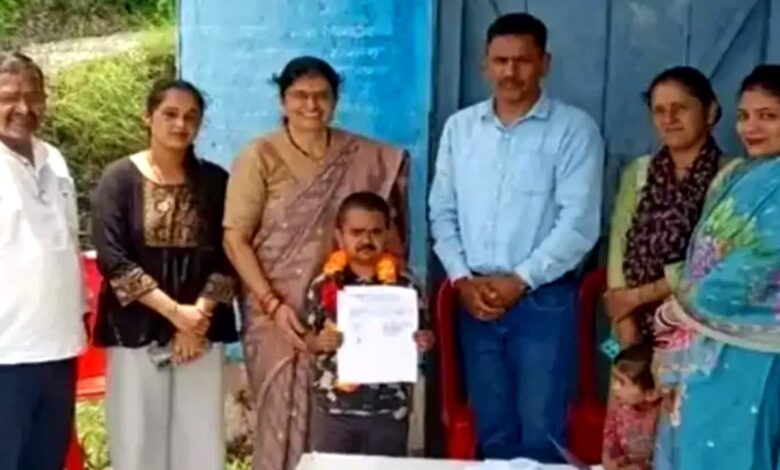 पिथौरागढ़ के बस्तड़ी गांव में कद नहीं, किरदार की हुई जीत, 3 फीट के चन्नू बने निर्विरोध उपप्रधान पिथौरागढ़ के बस्तड़ी गांव में कद नहीं, किरदार की हुई जीत, 3 फीट के चन्नू बने निर्विरोध उपप्रधान