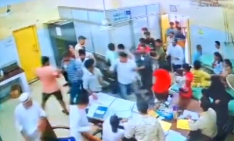 बेस अस्पताल का इमरजेंसी वार्ड बना रणक्षेत्र, घायल युवक पर हमले से मचा हड़कंप, पड़ताल तेज बेस अस्पताल का इमरजेंसी वार्ड बना रणक्षेत्र, घायल युवक पर हमले से मचा हड़कंप, पड़ताल तेज