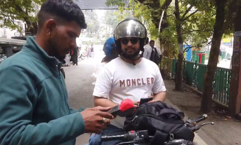 नैनीताल में दोपहिया चालकों को देना होगा ₹100 प्रवेश शुल्क, विरोध में उतरे सभासद, बोर्ड भंग करने की मांग नैनीताल में दोपहिया चालकों को देना होगा ₹100 प्रवेश शुल्क, विरोध में उतरे सभासद, बोर्ड भंग करने की मांग