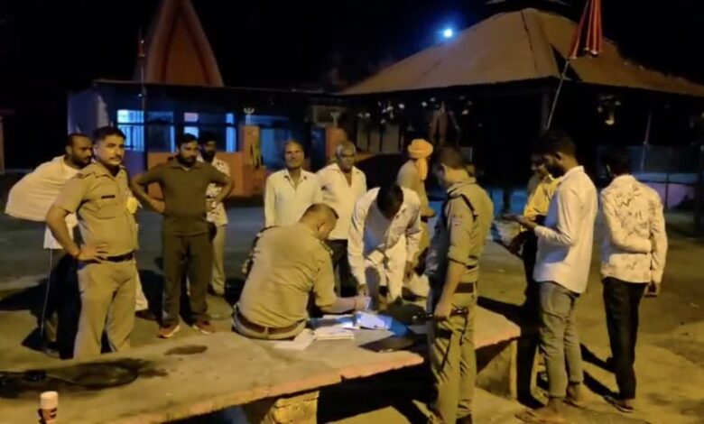 लक्सर पथरेश्वर महादेव मंदिर में दो साधुओं की हत्या, जंगल में गड्ढे में मिले शव, पड़ताल में जुटी पुलिस लक्सर पथरेश्वर महादेव मंदिर में दो साधुओं की हत्या, जंगल में गड्ढे में मिले शव, पड़ताल में जुटी पुलिस