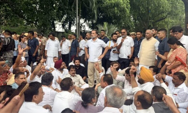 PMO के बाहर प्रदर्शन: राहुल गांधी, दूसरे कांग्रेस नेता रिहा, प्रियंका से मिलने थाने पहुंचीं सोनिया गांधी PMO के बाहर प्रदर्शन: राहुल गांधी, दूसरे कांग्रेस नेता रिहा, प्रियंका से मिलने थाने पहुंचीं सोनिया गांधी