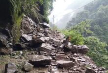 केदारनाथ यात्रा पर बारिश ने लगाया ब्रेक, पैदल मार्ग पर गिरा मलबा और बोल्डर, सभी यात्री सुरक्षित