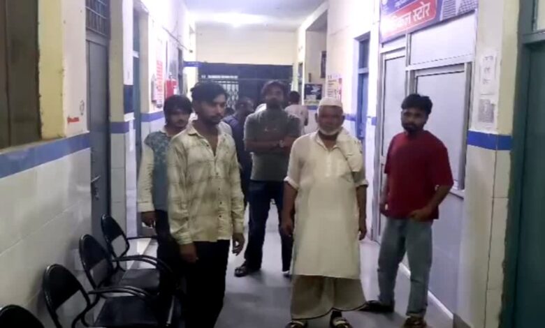 भगवानपुर में आम तोड़ने को लेकर दो पक्षों में खूनी संघर्ष, 2 मजदूर गंभीर घायल, पड़ताल में जुटी पुलिस भगवानपुर में आम तोड़ने को लेकर दो पक्षों में खूनी संघर्ष, 2 मजदूर गंभीर घायल, पड़ताल में जुटी पुलिस