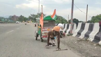 हरपाल का हठयोग! घुटनों के बल गंगाजल लेने हरिद्वार पहुंचा कांवड़िया, 2400 किमी चलकर पशुपतिनाथ में करेंगे जलाभिषेक