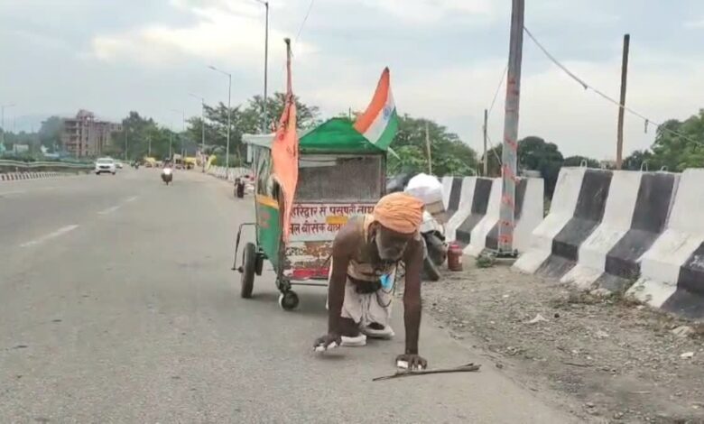 हरपाल का हठयोग! घुटनों के बल गंगाजल लेने हरिद्वार पहुंचा कांवड़िया, 2400 किमी चलकर पशुपतिनाथ में करेंगे जलाभिषेक
