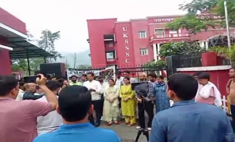 सहायक अध्यापक भर्ती पर गहराता विवाद, कोर्ट से लेकर सड़क तक पहुंचा मामला