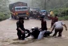 रामनगर में रिंगौड़ा उफनते नाले में युवकों ने दौड़ा दी बाइक, बाल-बाल बची जान, देखें वीडियो