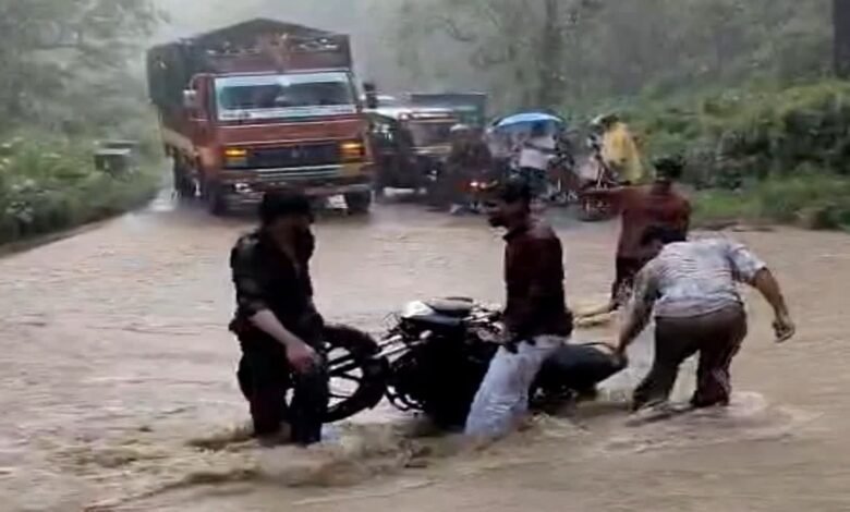 रामनगर में रिंगौड़ा उफनते नाले में युवकों ने दौड़ा दी बाइक, बाल-बाल बची जान, देखें वीडियो