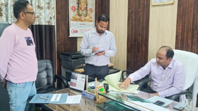 चंपावत DM का UPCL दफ्तर में छापा, एग्जीक्यूटिव इंजीनियर समेत 6 कर्मचारी गायब मिले, शिकायतकर्ता को लगाया फोन