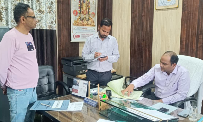 चंपावत DM का UPCL दफ्तर में छापा, एग्जीक्यूटिव इंजीनियर समेत 6 कर्मचारी गायब मिले, शिकायतकर्ता को लगाया फोन चंपावत DM का UPCL दफ्तर में छापा, एग्जीक्यूटिव इंजीनियर समेत 6 कर्मचारी गायब मिले, शिकायतकर्ता को लगाया फोन
