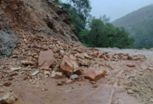पिथौरागढ़ में बारिश का कहर, एक दर्जन सड़कें बंद, स्कूल पहुंच गए बच्चे, तब पता चला आज छुट्टी है