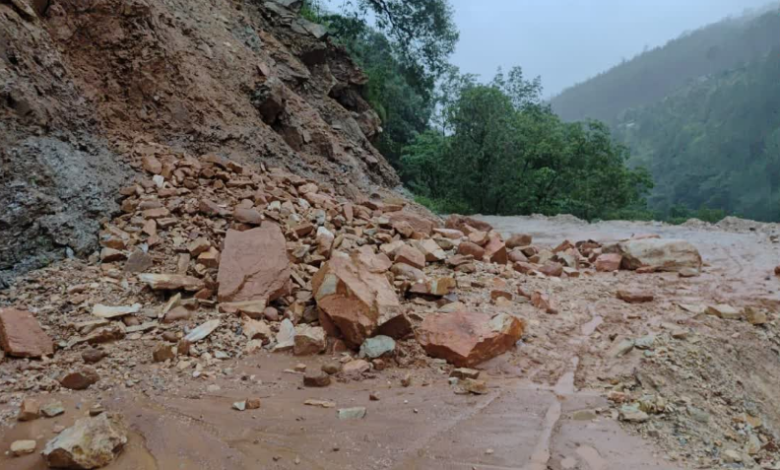 पिथौरागढ़ में बारिश का कहर, एक दर्जन सड़कें बंद, स्कूल पहुंच गए बच्चे, तब पता चला आज छुट्टी है पिथौरागढ़ में बारिश का कहर, एक दर्जन सड़कें बंद, स्कूल पहुंच गए बच्चे, तब पता चला आज छुट्टी है