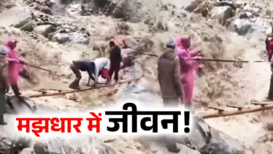 मुनस्यारी के मल्ला जोहार में बिल्जू नाला बना मुसीबत, लोग सीढ़ी के सहारे कर रहे पार, अफसर नहीं उठा रहे फोन