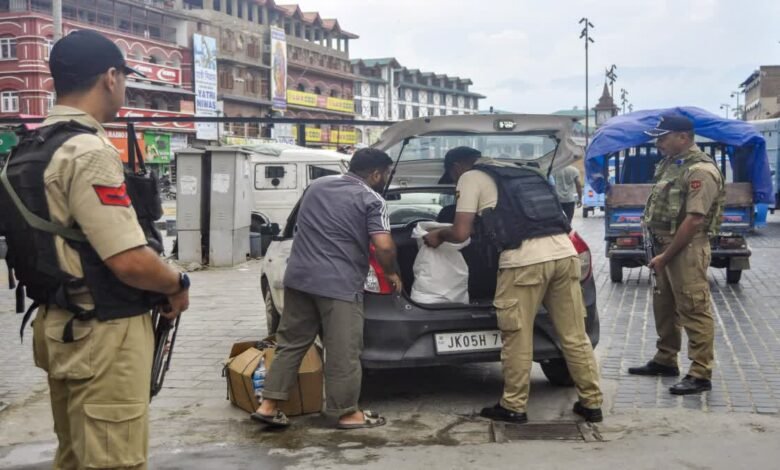 जम्मू-कश्मीर के बारामूला में आतंकियों के 2 मददगार पकड़े गए, हथियार और गोला-बारूद बरामद