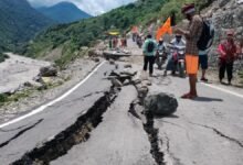 उत्तरकाशी: पापड़गाड़ में फिर धंसा गंगोत्री हाईवे, तेजी से चौड़ी होती गई दरार, क्यार्क गांव पर मंडराया खतरा