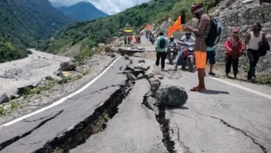 उत्तरकाशी: पापड़गाड़ में फिर धंसा गंगोत्री हाईवे, तेजी से चौड़ी होती गई दरार, क्यार्क गांव पर मंडराया खतरा
