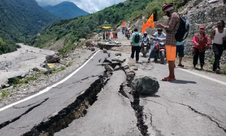 उत्तरकाशी: पापड़गाड़ में फिर धंसा गंगोत्री हाईवे, तेजी से चौड़ी होती गई दरार, क्यार्क गांव पर मंडराया खतरा
