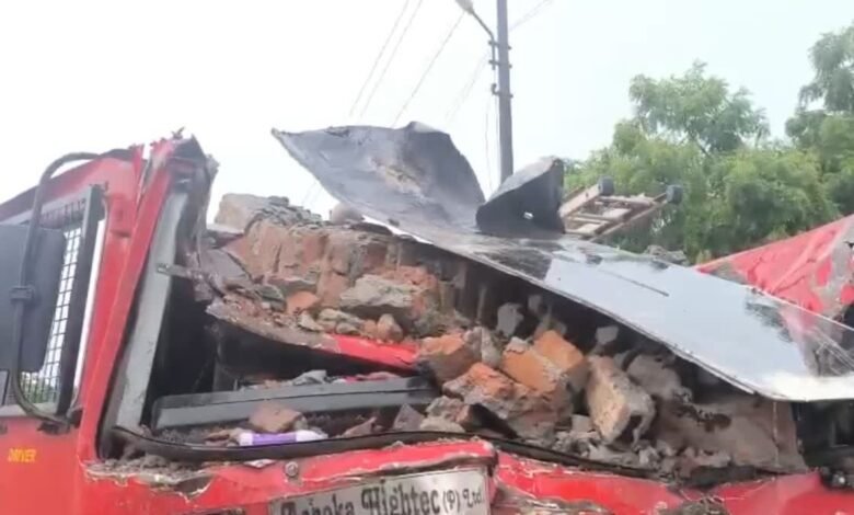 ग्रेटर नोएडा में चिप बनाने वाली कंपनी में लगी भीषण आग, दीवार गिरने से 2 फायरकर्मियों की मौत; 3 घायल ग्रेटर नोएडा में चिप बनाने वाली कंपनी में लगी भीषण आग, दीवार गिरने से 2 फायरकर्मियों की मौत; 3 घायल
