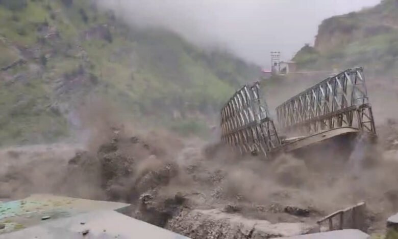 उत्तराखंड: चमोली में भयानक जलसैलाब में बहे पुल और गाड़ी, बीआरओ कर्मी भी लापता