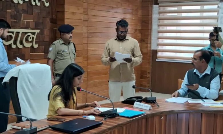 पौड़ी ब्लॉक में ग्राम प्रधान संगठन को लेकर छिड़ा विवाद, डीएम तक पहुंची फर्जी हस्ताक्षर की शिकायत पौड़ी ब्लॉक में ग्राम प्रधान संगठन को लेकर छिड़ा विवाद, डीएम तक पहुंची फर्जी हस्ताक्षर की शिकायत
