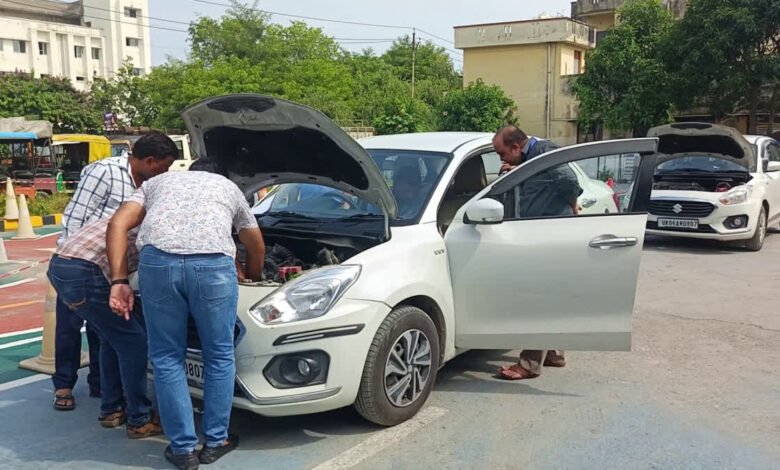 रुद्रपुर में चौंकाने वाला मामला, एक नंबर की दो कारें, चेसिस नंबर भी सेम, आधार में भी खेल! ARTO हैरान