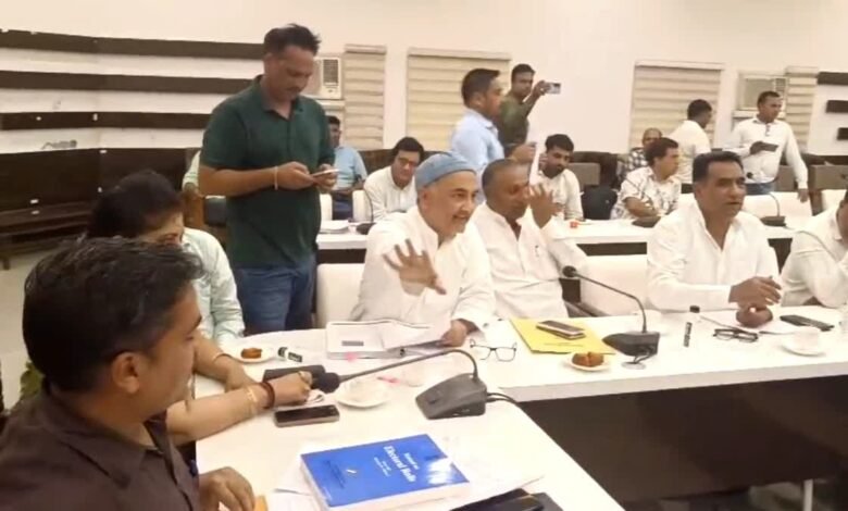 एसआईआर प्रक्रिया की शिकायत को लेकर कांग्रेसी विधायक लामबंद, जिला कलेक्ट्रेट पहुंचकर जताया विरोध एसआईआर प्रक्रिया की शिकायत को लेकर कांग्रेसी विधायक लामबंद, जिला कलेक्ट्रेट पहुंचकर जताया विरोध