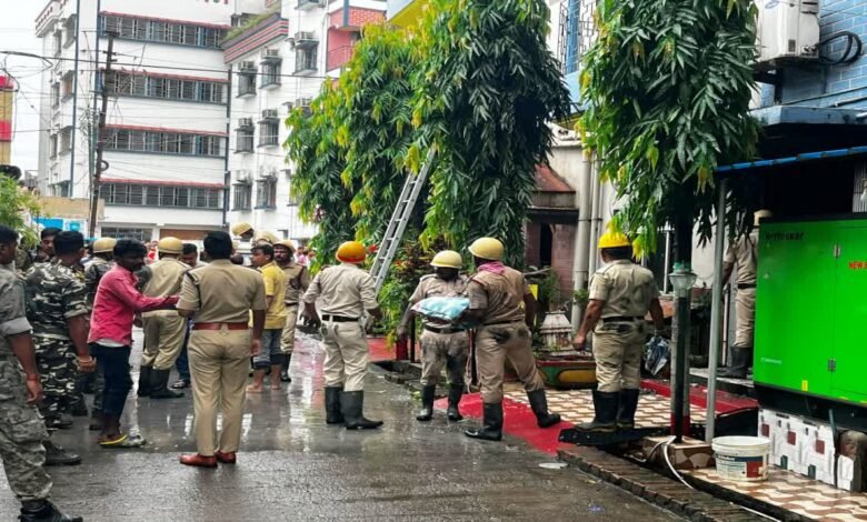 प. बंगाल: होटल में तड़के लगी भीषण आग, सो रहे 6 लोगों की मौत, कई घायल प. बंगाल: होटल में तड़के लगी भीषण आग, सो रहे 6 लोगों की मौत, कई घायल