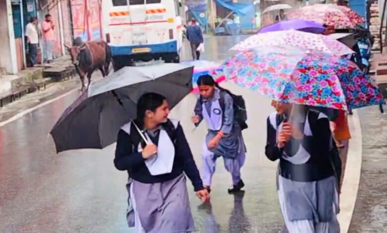 उत्तराखंड में भारी बारिश का अलर्ट, आज देहरादून में बंद रहेंगे स्कूल, आंगनबाड़ी केंद्र भी नहीं खुलेंगे