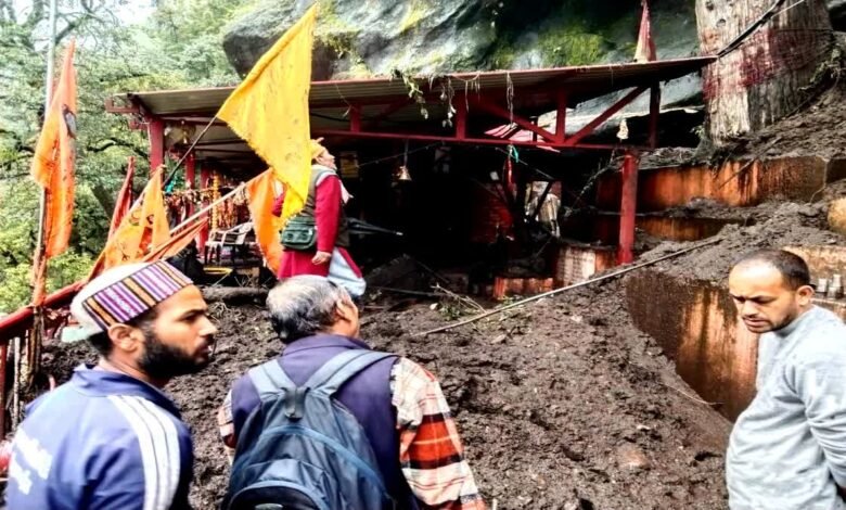 चमोली में भारी से कल्पेश्वर महादेव परिसर में घुसा मलबा, पौड़ी-देवप्रयाग मार्ग लगातार हो रहा बाधित चमोली में भारी से कल्पेश्वर महादेव परिसर में घुसा मलबा, पौड़ी-देवप्रयाग मार्ग लगातार हो रहा बाधित