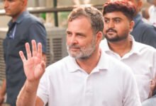 पैलेट गन पीड़ित को लेकर थाने पहुंचे राहुल गांधी