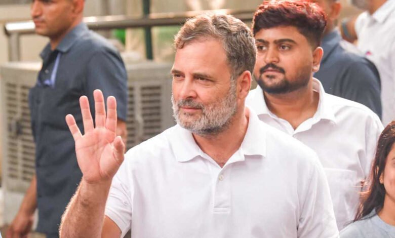 पैलेट गन पीड़ित को लेकर थाने पहुंचे राहुल गांधी पैलेट गन पीड़ित को लेकर थाने पहुंचे राहुल गांधी