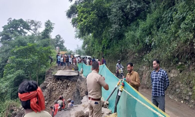 मसूरी-देहरादून मार्ग भूस्खलन से बाधित, वाहनों की लगी लंबी कतारें