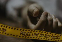 बेटे ने पड़ोसी को बताया मां सुबह से उठी नहीं है, पति बेरहमी से हत्या कर हुआ फरार, तलाश जारी