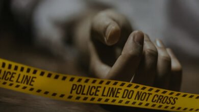 बेटे ने पड़ोसी को बताया मां सुबह से उठी नहीं है, पति बेरहमी से हत्या कर हुआ फरार, तलाश जारी