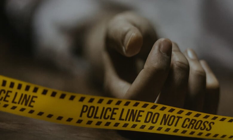 बेटे ने पड़ोसी को बताया मां सुबह से उठी नहीं है, पति बेरहमी से हत्या कर हुआ फरार, तलाश जारी बेटे ने पड़ोसी को बताया मां सुबह से उठी नहीं है, पति बेरहमी से हत्या कर हुआ फरार, तलाश जारी