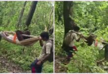 विकास का ढोल पीट रहे नुमाइंदे, 80 साल के बुजुर्ग को एक डंडे में बांधकर पहुंचाया हॉस्पिटल