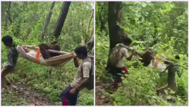 विकास का ढोल पीट रहे नुमाइंदे, 80 साल के बुजुर्ग को एक डंडे में बांधकर पहुंचाया हॉस्पिटल