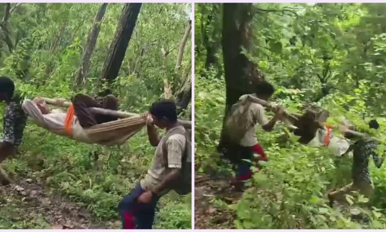 विकास का ढोल पीट रहे नुमाइंदे, 80 साल के बुजुर्ग को एक डंडे में बांधकर पहुंचाया हॉस्पिटल