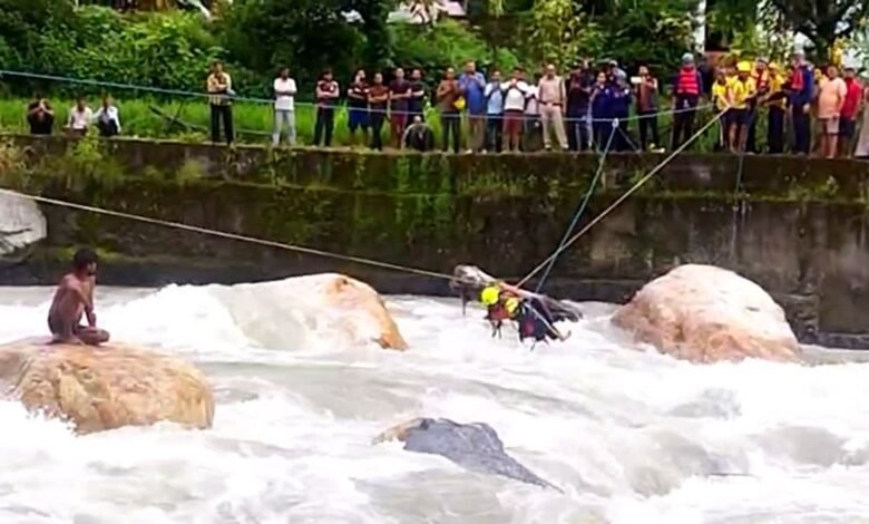 नहाने समय मजदूर उफनते नदी के तेज बहाव में बहकर टापू पर फंसा, SDRF ने किया रेस्क्यू नहाने समय मजदूर उफनते नदी के तेज बहाव में बहकर टापू पर फंसा, SDRF ने किया रेस्क्यू