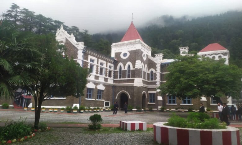 हाईकोर्ट से वन विभाग के दो सबसे बड़े अफसरों को अवमानना नोटिस, जानें क्या है ‘समान कार्य समान वेतन’ का मामला