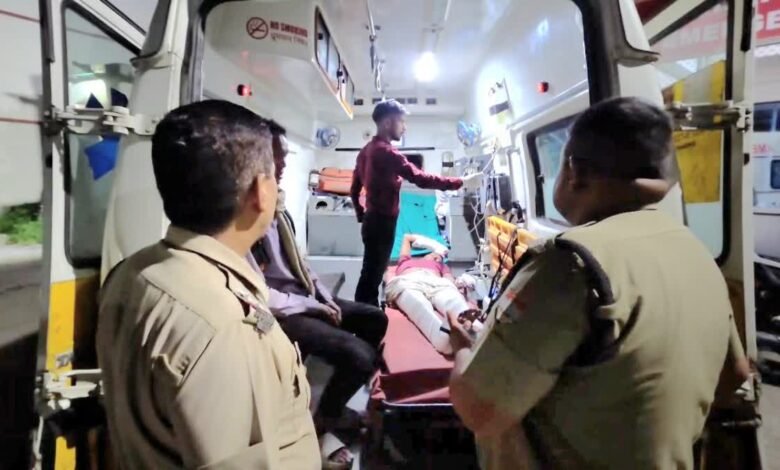 हरिद्वार में बड़ा हादसा, फाइव स्टार होटल निर्माण के लिए मार्बल उतारते समय दो लोग दबे, हालत गंभीर हरिद्वार में बड़ा हादसा, फाइव स्टार होटल निर्माण के लिए मार्बल उतारते समय दो लोग दबे, हालत गंभीर