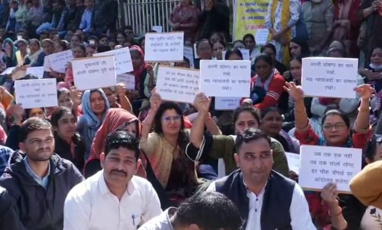 कैबिनेट में VDA निर्णय का उपनल कर्मचारियों ने किया विरोध, खोला मोर्चा, पढ़ें पूरी खबर कैबिनेट में VDA निर्णय का उपनल कर्मचारियों ने किया विरोध, खोला मोर्चा, पढ़ें पूरी खबर