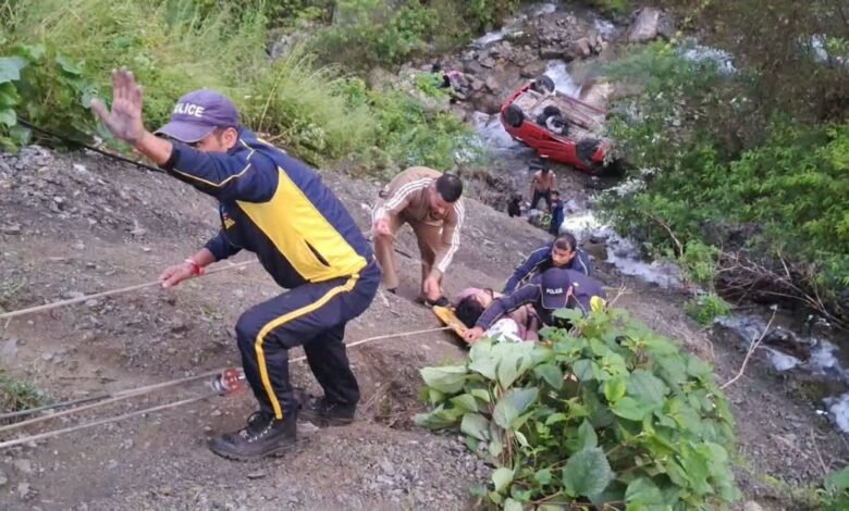 उत्तराखंड में भीषण सड़क हादसा, गहरी खाई में गिरी कार, 5 लोग गंभीर घायल