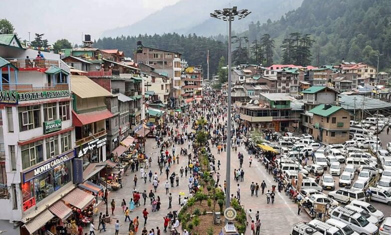 नैनीताल और मसूरी में सप्ताहांत से पहले पर्यटकों की बढ़ी आवाजाही, पर्यटन कारोबार में लौटी रौनक नैनीताल और मसूरी में सप्ताहांत से पहले पर्यटकों की बढ़ी आवाजाही, पर्यटन कारोबार में लौटी रौनक