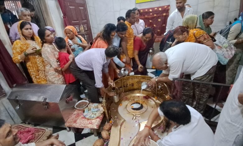 सावन का पहला सोमवार, दक्षेश्वर महादेव मंदिर में उमड़ी श्रद्धालुओं की भीड़, सावन में यहीं विराजते हैं भगवान शिव