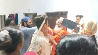 पिरान कलियर उर्स में युवती से छेड़छाड़, दो गुटों में हुई जमकर मारपीट, खूब चले लात-घूंसे