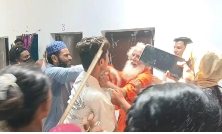 पिरान कलियर उर्स में युवती से छेड़छाड़, दो गुटों में हुई जमकर मारपीट, खूब चले लात-घूंसे