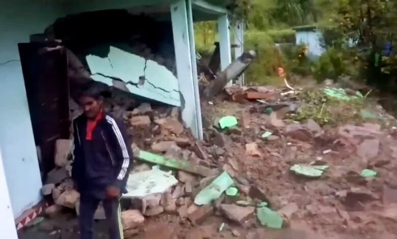 उत्तराखंड में दर्दनाक हादसा, भारी बारिश से मकान में घुसा मलबा, तीन लोगों की मौत उत्तराखंड में दर्दनाक हादसा, भारी बारिश से मकान में घुसा मलबा, तीन लोगों की मौत
