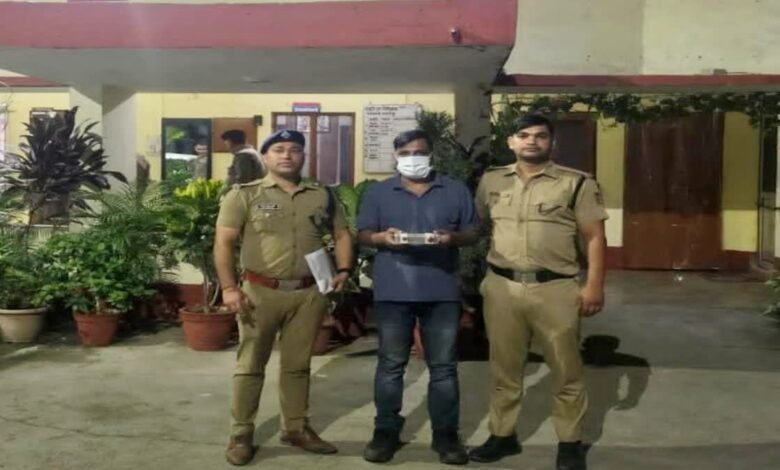 आपत्तिजनक वीडियो बनाकर करते थे ब्लैकमेल, मुख्य आरोपी गिरफ्तार, अन्य की तलाश तेज आपत्तिजनक वीडियो बनाकर करते थे ब्लैकमेल, मुख्य आरोपी गिरफ्तार, अन्य की तलाश तेज